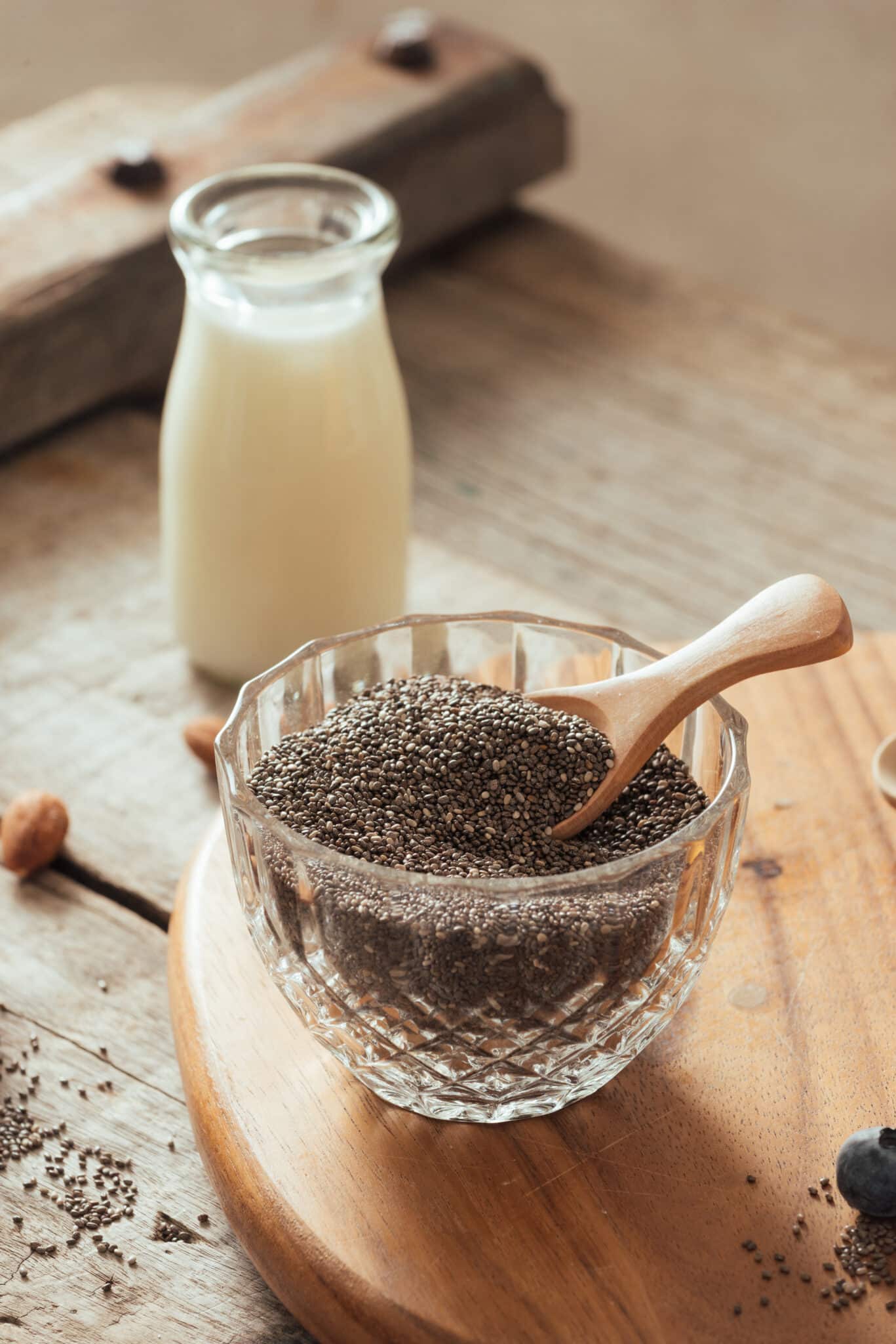 Bol de graines de chia avec cuillère en bois, super-aliment riche en fibres, protéines végétales et oméga-3