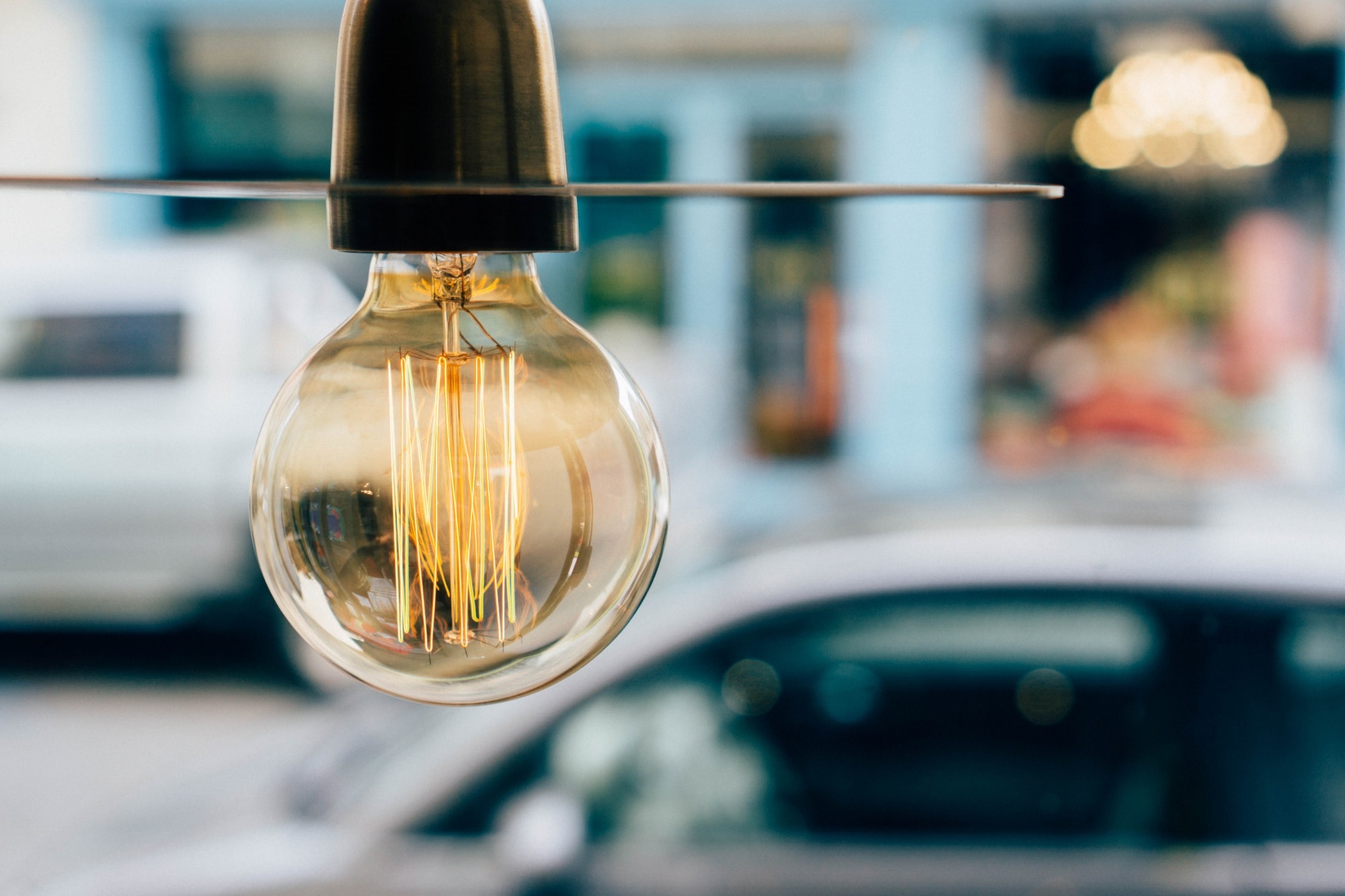 Ampoule symbole hausse du prix de l’énergie impact sur le budget des consommateurs