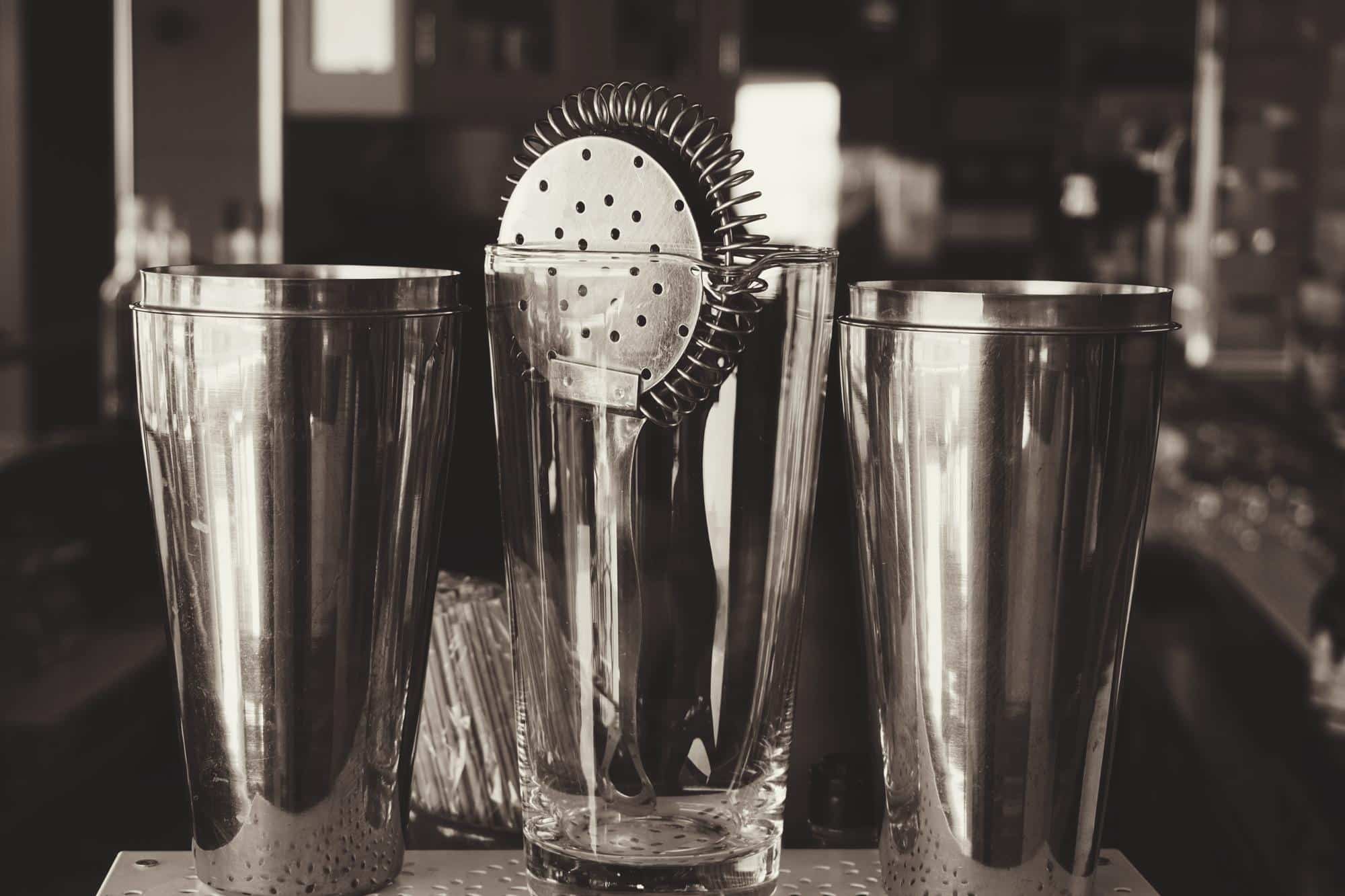Verres et accessoires en inox illustrant des alternatives durables au plastique dans le quotidien