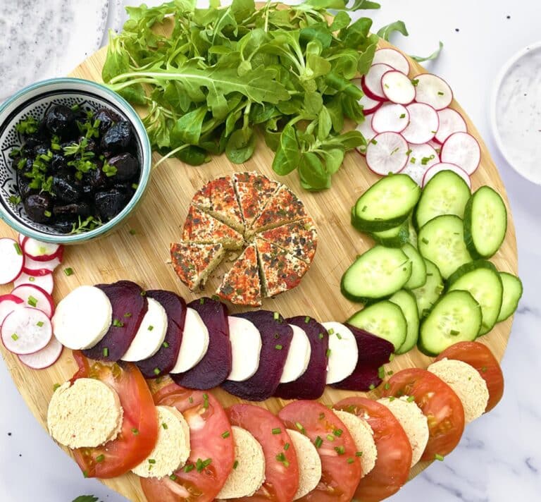 plateau apéritif végétal avec from’jamy origan tomate bûchettes sojami légumes olives