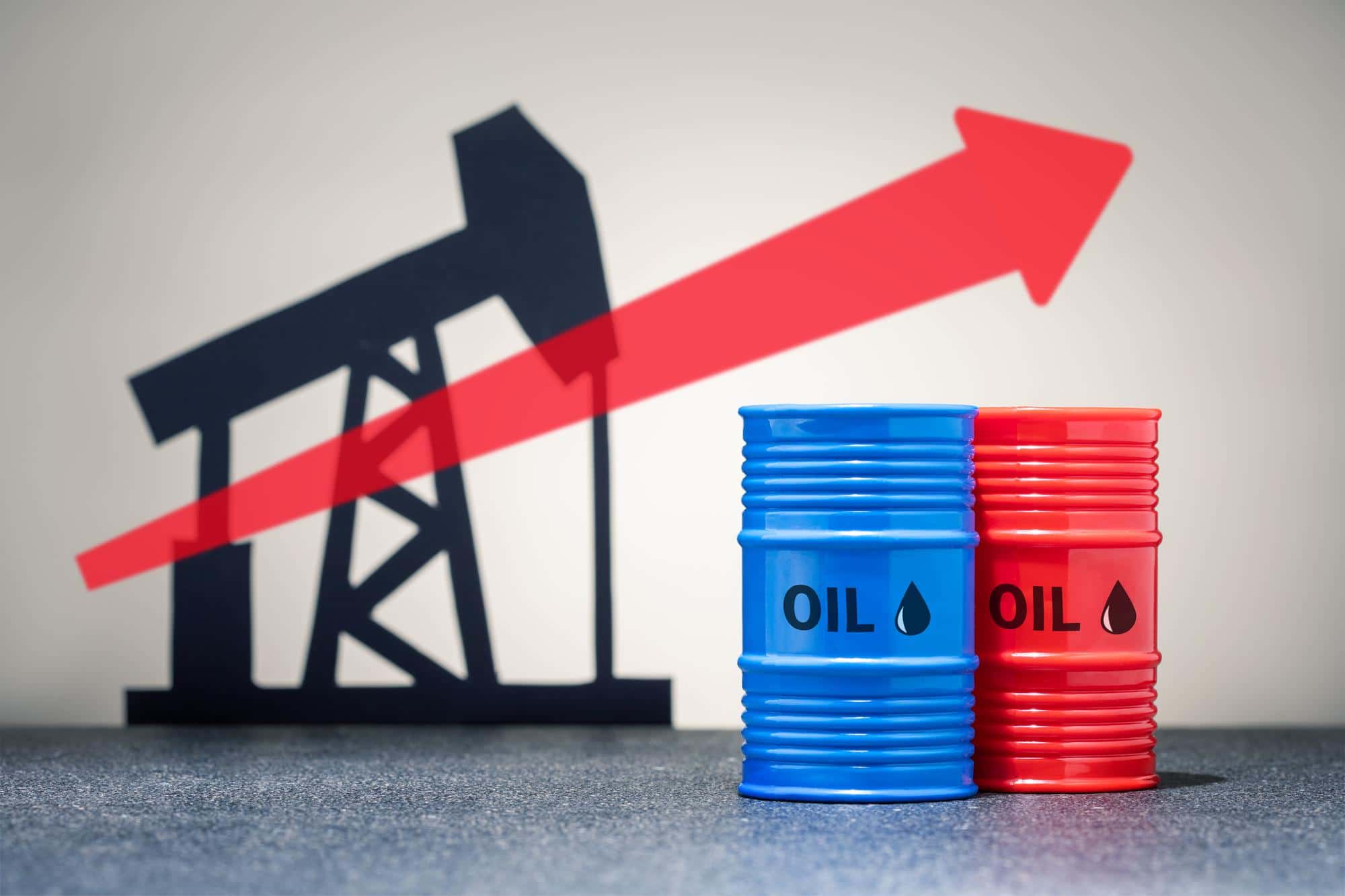 Barils de pétrole avec flèche hausse illustration tension sur les prix de l’énergie