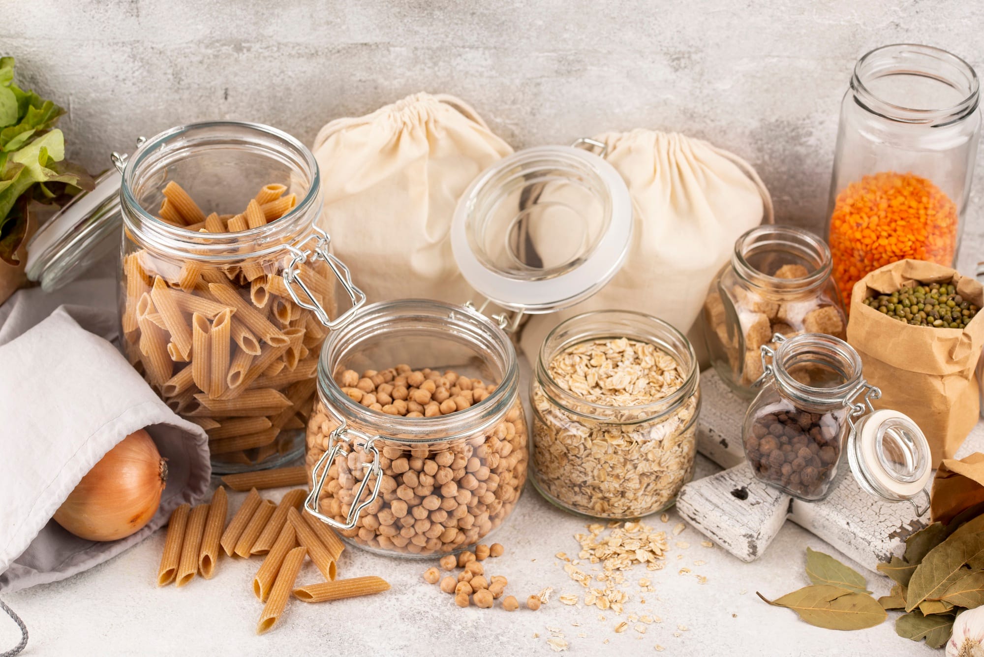 Bocaux en verre contenant des aliments en vrac illustrant une alternative aux emballages plastiques