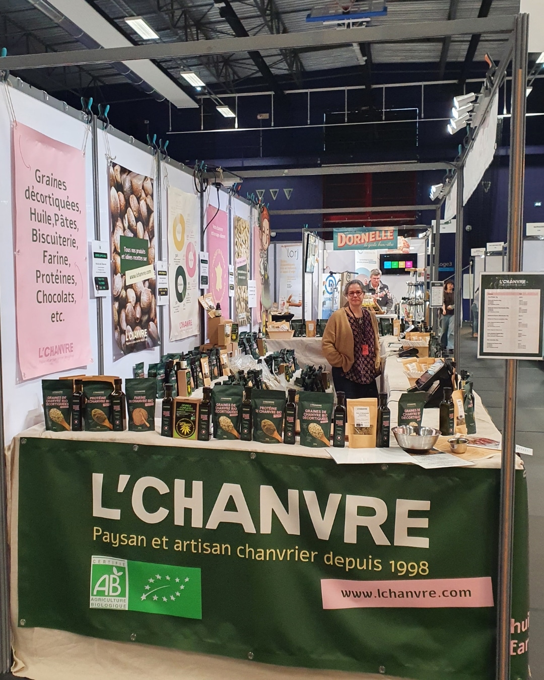 Stand L’Chanvre présentant les nouveaux packagings de graines, huiles et produits alimentaires à base de chanvre après reprise de la marque