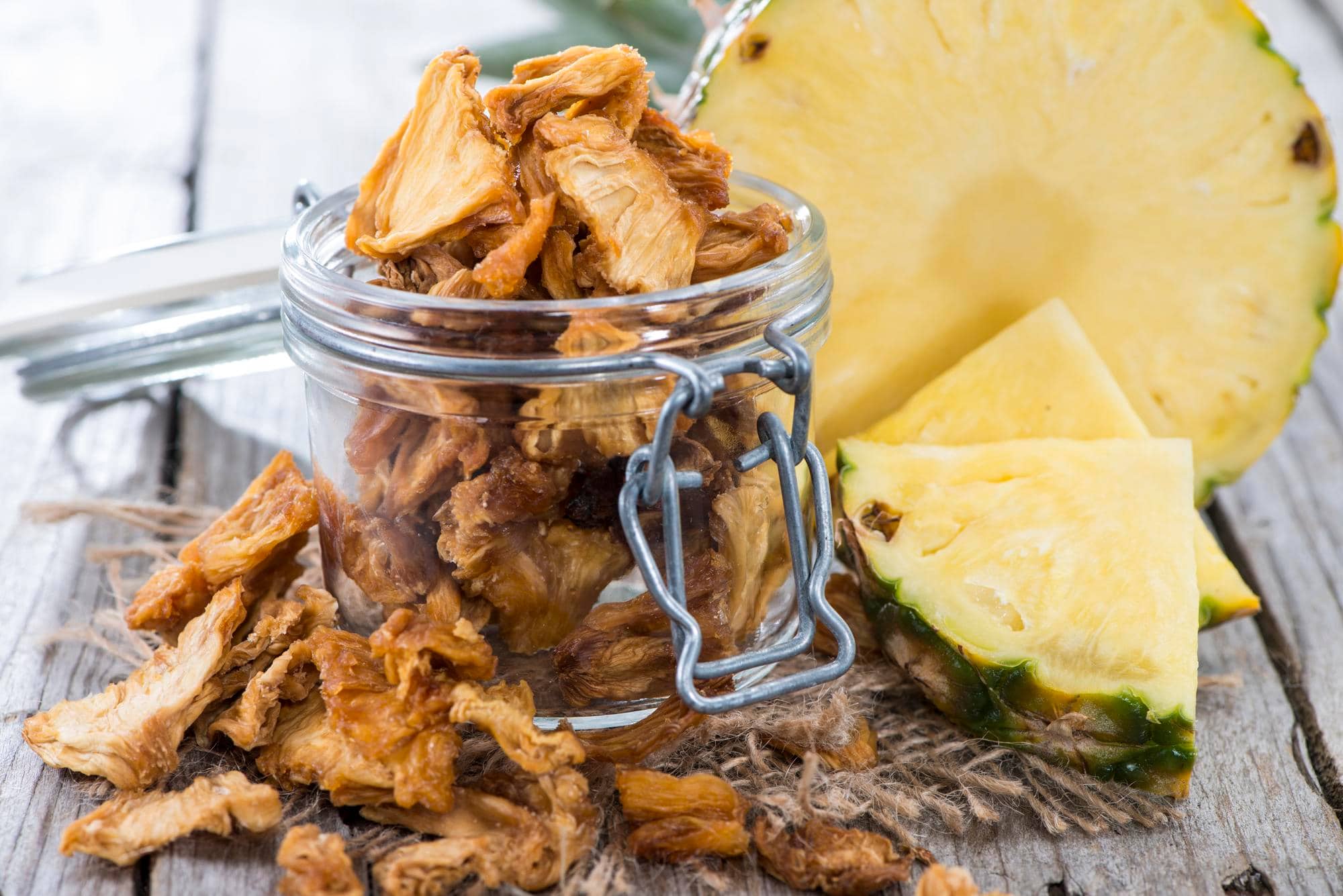 Morceaux d’ananas séché dans un bocal avec ananas frais tropical