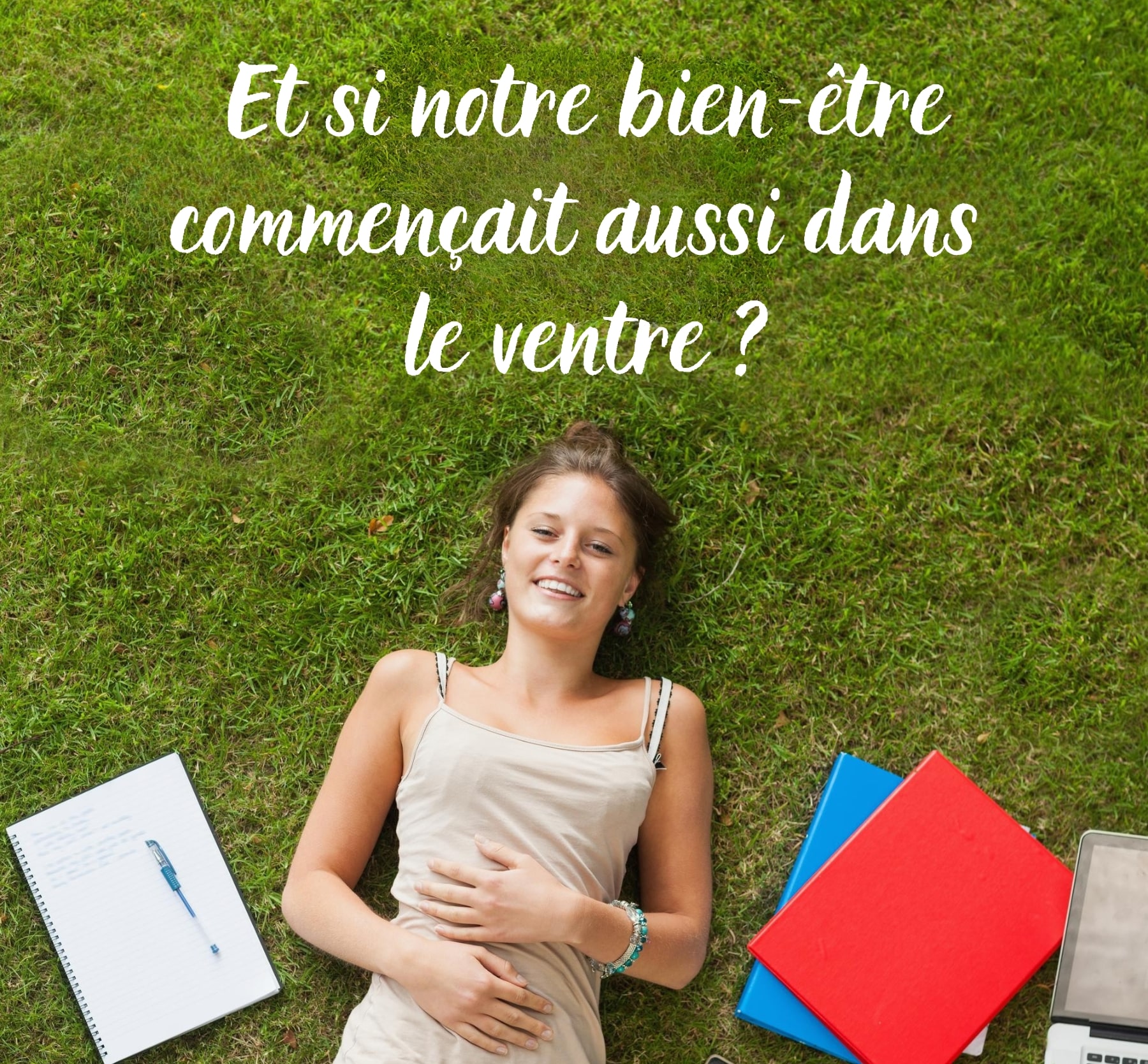 Jeune femme allongée dans l’herbe les mains sur le ventre pour illustrer le lien entre bien-être intestinal, digestion et équilibre naturel.