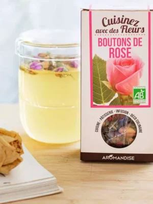 Boutons de rose bio Aromandise – fleurs à croquer Boutons de rose bio Aromandise présentés avec une infusion florale pour une idée cadeau raffinée et poétique pour la fête des mères.