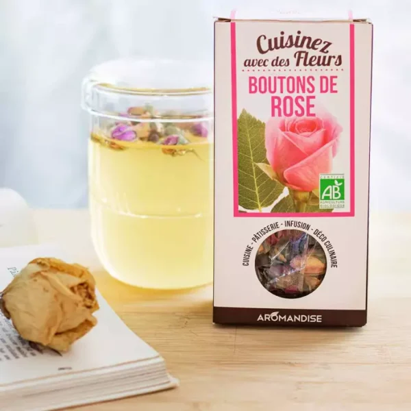 Boutons de rose bio Aromandise – fleurs à croquer Boutons de rose bio Aromandise présentés avec une infusion florale pour une idée cadeau raffinée et poétique pour la fête des mères.