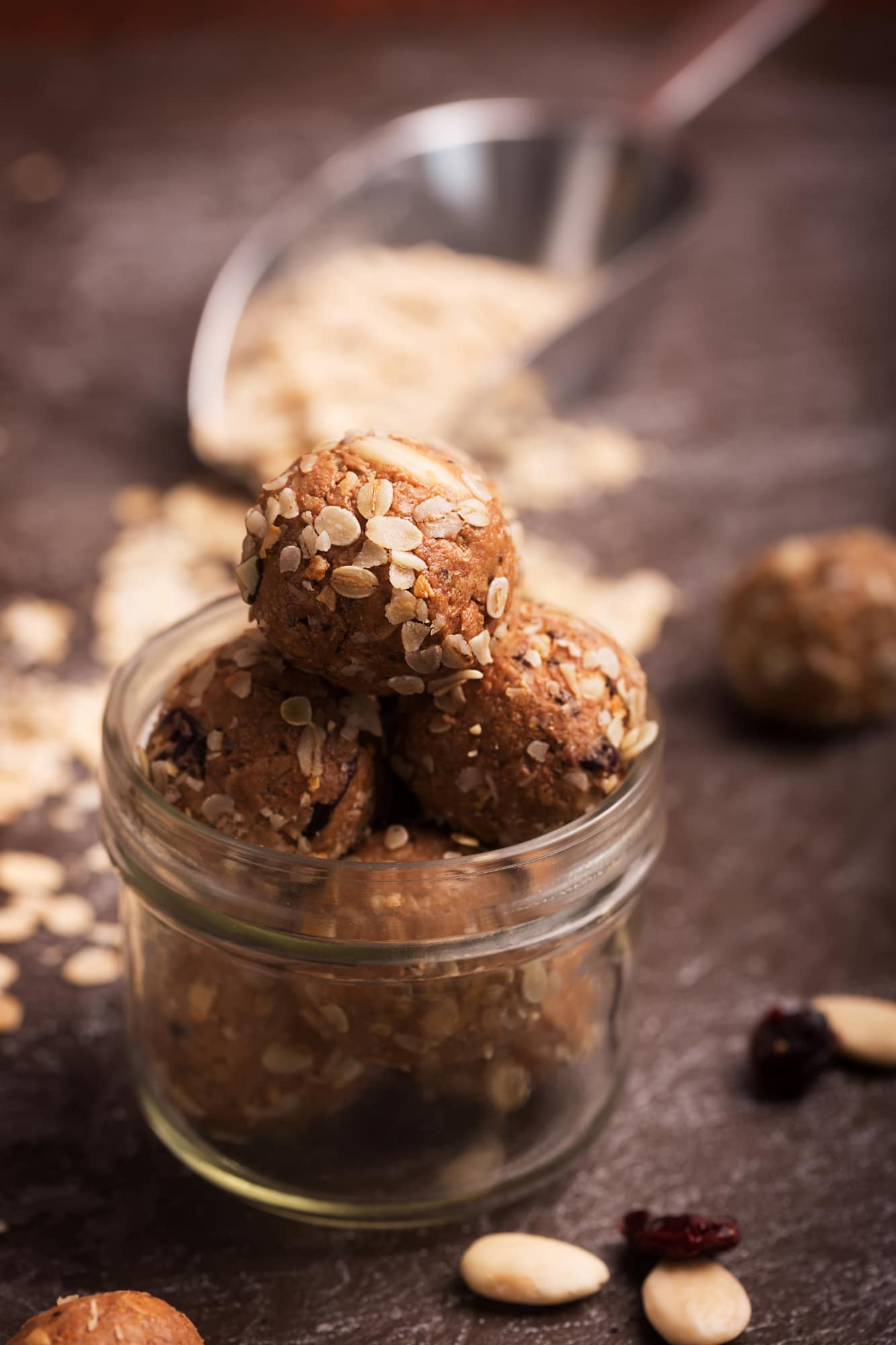 Energy balls maison préparées avec des dattes, noix de cajou et flocons d’avoine dans un petit bocal en verre