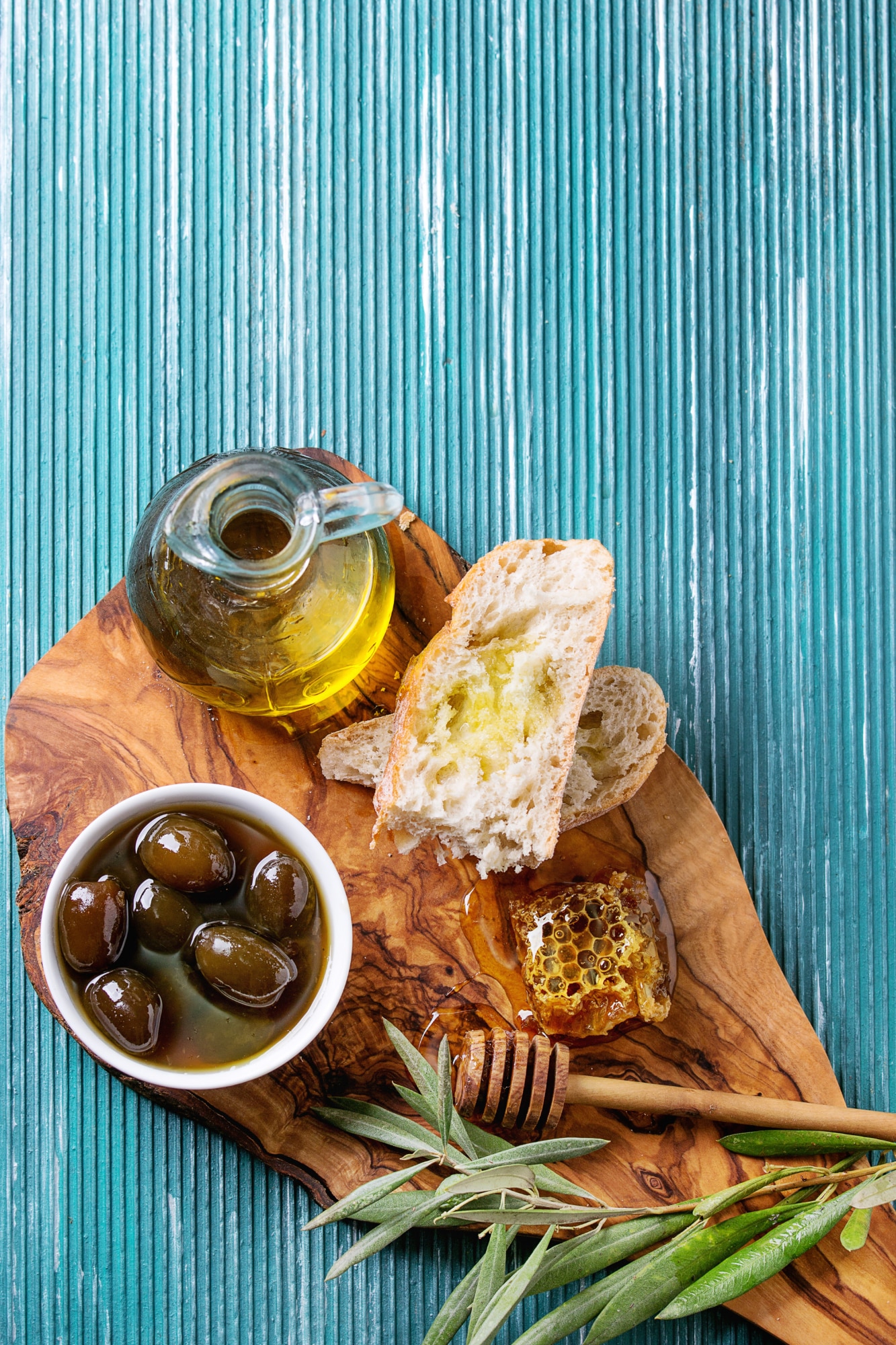 Olives Kalamata servies avec huile d’olive et pain dans une ambiance méditerranéenne