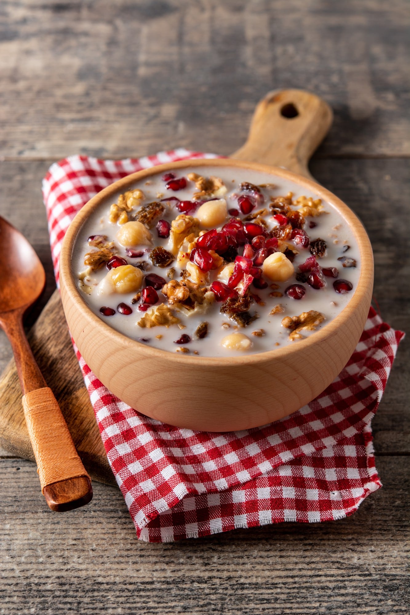 Bol de porridge garni de fruits secs, noix et graines pour un petit-déjeuner gourmand