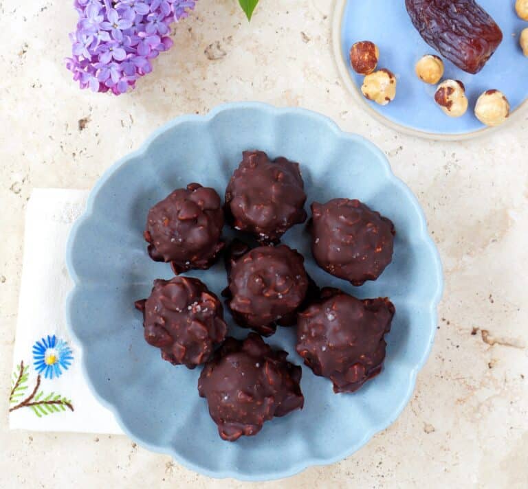 Rochers chocolat aux dattes et noisettes présentés dans une assiette