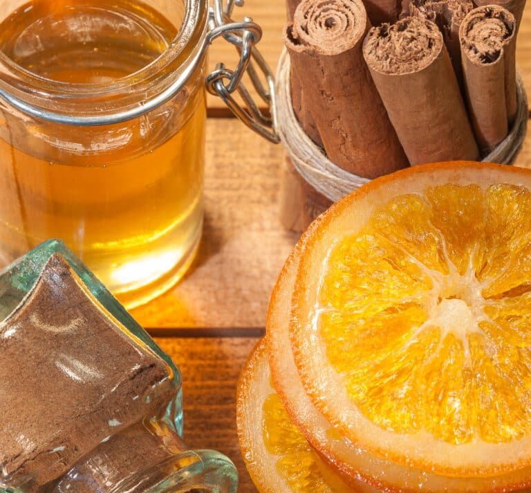 Tranches d’orange avec miel et bâtons de cannelle pour dessert oriental parfumé