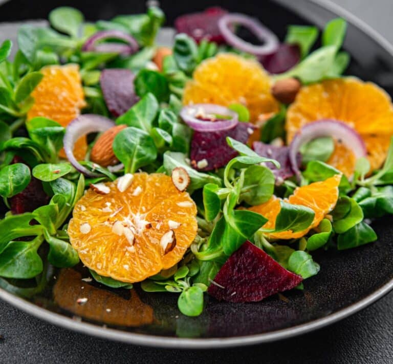 Salade aux oranges avec oignon rouge et verdure, assaisonnée au cumin