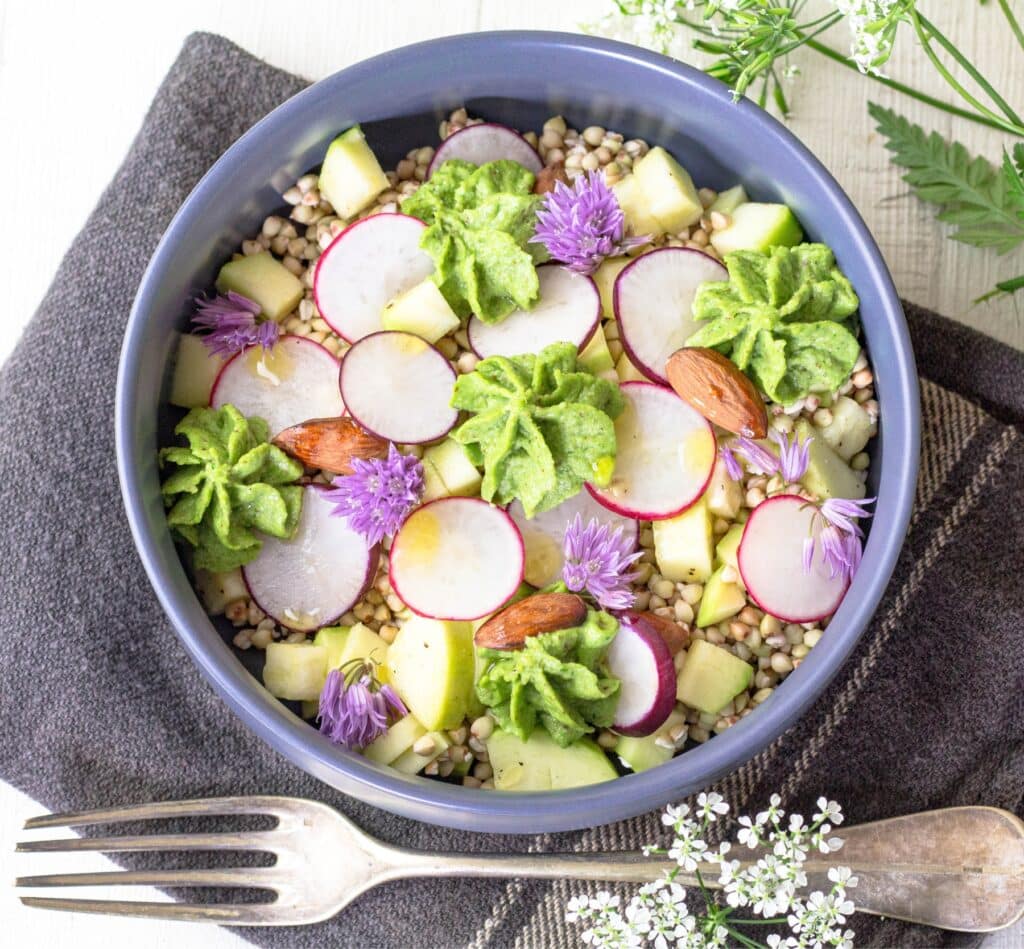 Salade de sarrasin avec radis, courgette, amandes et pesto de fanes de radis