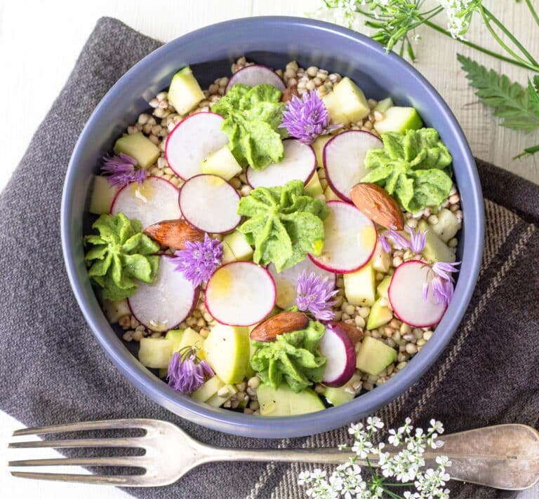 Salade de sarrasin avec radis, courgette, amandes et pesto de fanes de radis