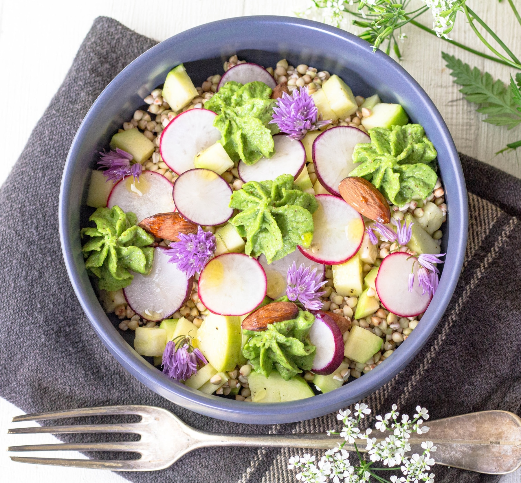 Salade de sarrasin avec radis, courgette, amandes et pesto de fanes de radis