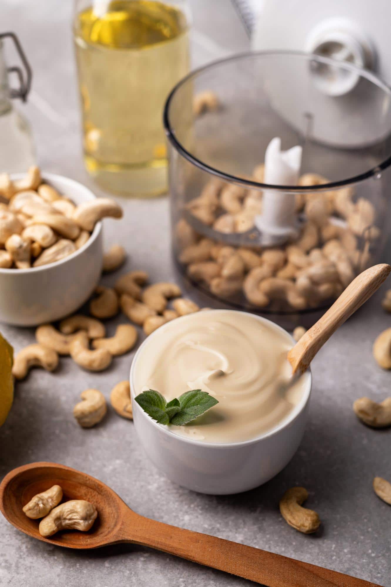 Sauce végétale maison préparée avec des noix de cajou mixées dans un blender