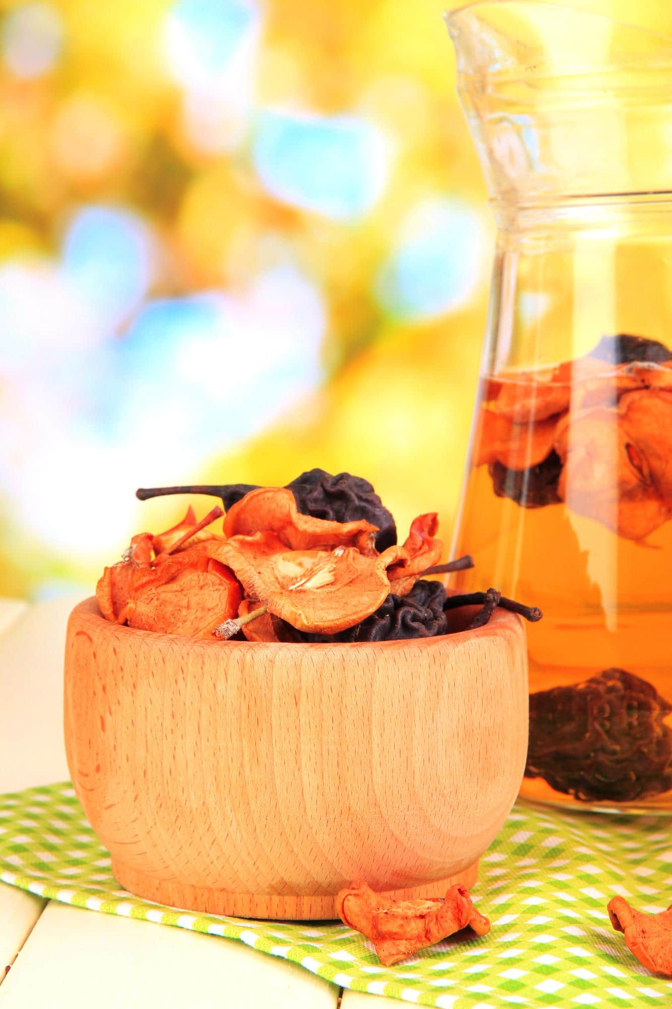 Bol de fruits séchés bio évoquant un voyage gourmand et naturel à travers les saveurs du monde