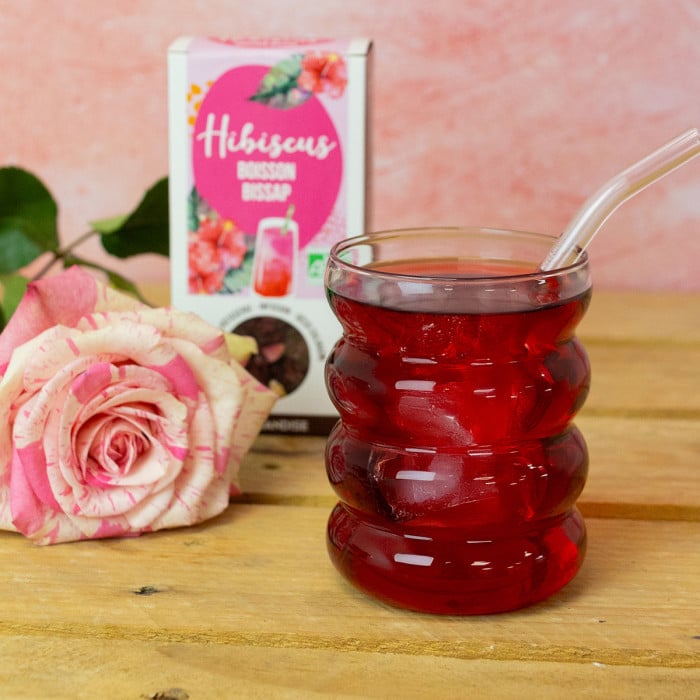 Verre de boisson Bissap à l’hibiscus BIO Aromandise, infusion glacée rafraîchissante à la robe rouge intense