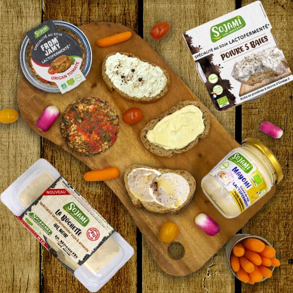 Box Apéro Sojami avec spécialités végétales From’Jamy, Mayomi, Bûchette ail noir et tartinable poivre 5 baies.
