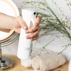 Brumessentielle rafraîchissante aux eaux florales utilisée en été pour apporter une sensation naturelle de fraîcheur