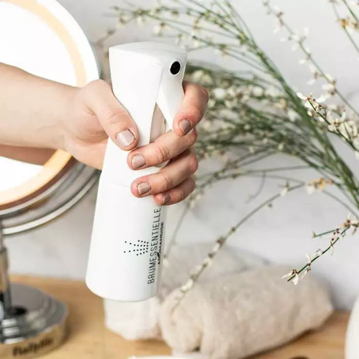 Brumessentielle rafraîchissante aux eaux florales utilisée en été pour apporter une sensation naturelle de fraîcheur