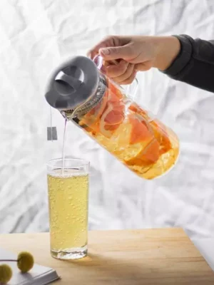 Carafe en verre 1,5 L – Infusions à froid & thés glacés Carafe en verre Aromandise 1,5 L avec infusion glacée aux agrumes et filtre intégré