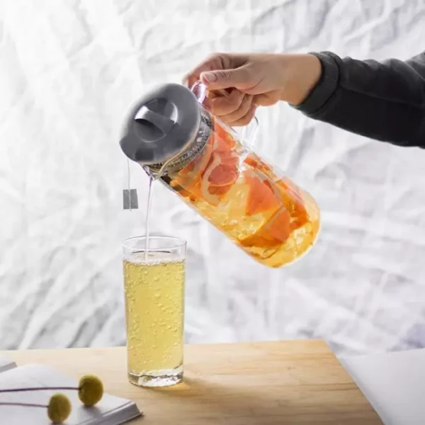 Carafe en verre 1,5 L – Infusions à froid & thés glacés Carafe en verre Aromandise 1,5 L avec infusion glacée aux agrumes et filtre intégré