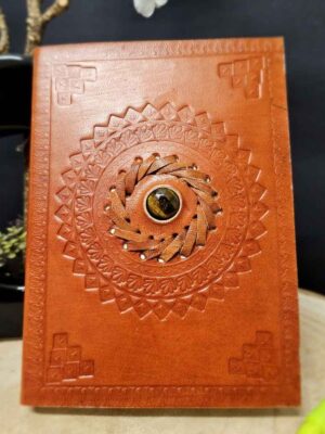 Carnet grimoire en cuir avec œil de tigre, idéal pour noter souvenirs, pensées et moments précieux.