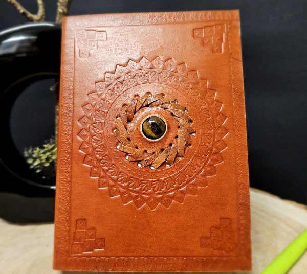 Carnet grimoire en cuir avec œil de tigre, idéal pour noter souvenirs, pensées et moments précieux.