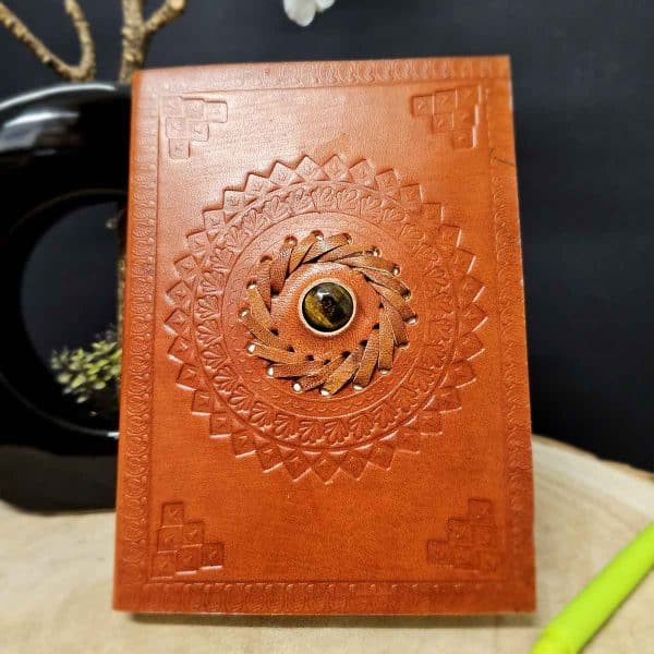Carnet grimoire en cuir avec œil de tigre, idéal pour noter souvenirs, pensées et moments précieux.