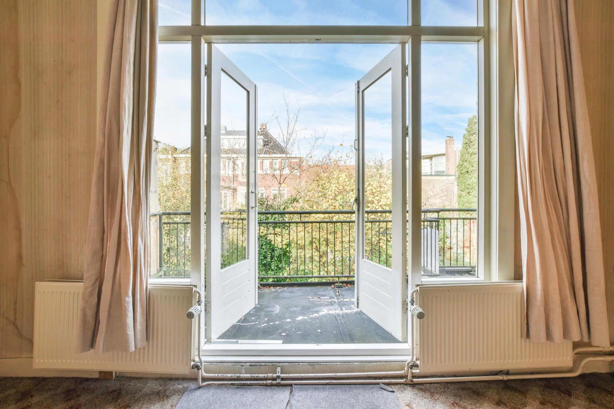 Fenêtres ouvertes permettant de créer un courant d'air traversant naturel pour rafraîchir l'intérieur pendant les fortes chaleurs.