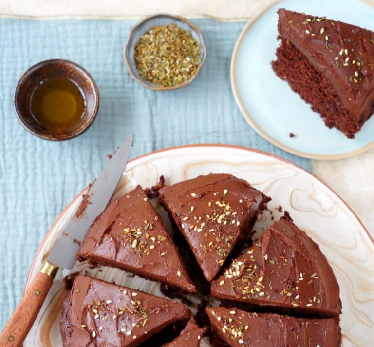Gâteau moelleux au chocolat avec ganache, huile d’olive et zaatar sur une table en bois clair