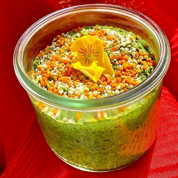 Houmous de petits pois à la coriandre garni de graines de chanvre décortiquées