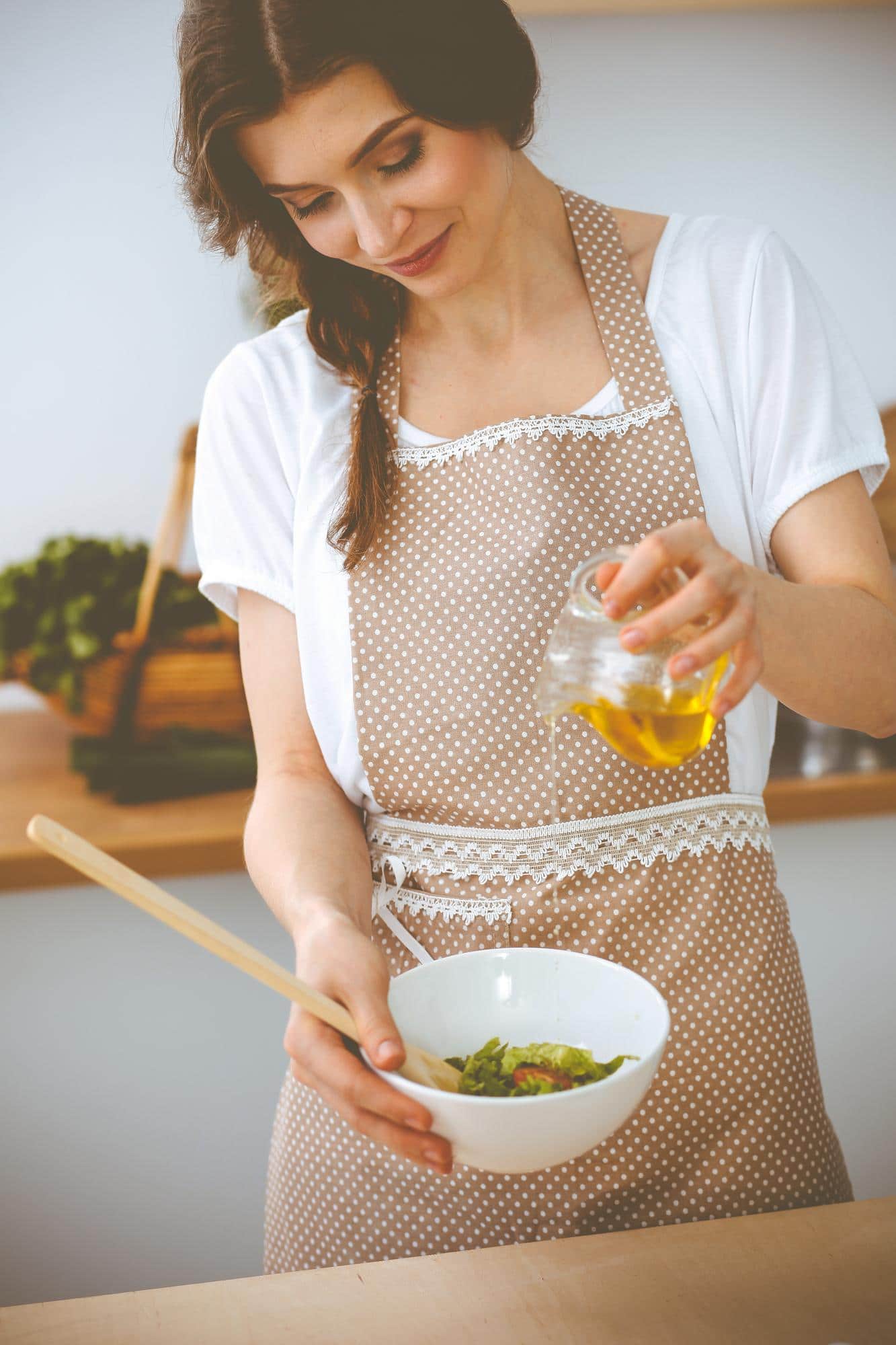 Utilisation de l'huile de chanvre bio en assaisonnement pour une salade fraîche