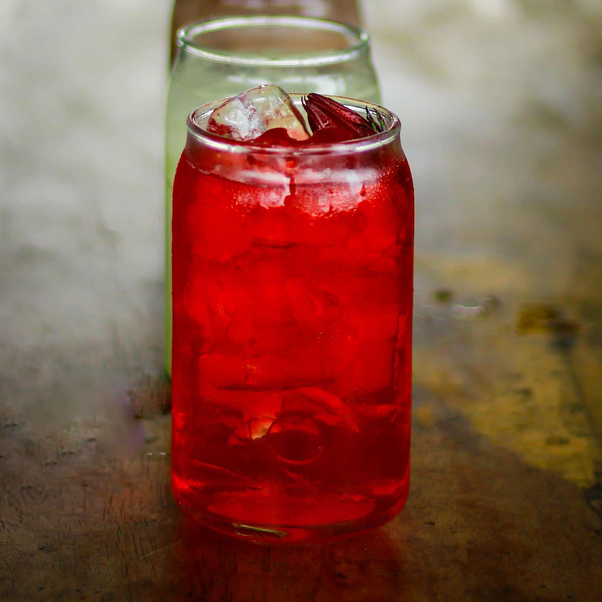 nfusion glacée à la menthe et à l’hibiscus servie fraîche pour mieux supporter les fortes chaleurs estivales
