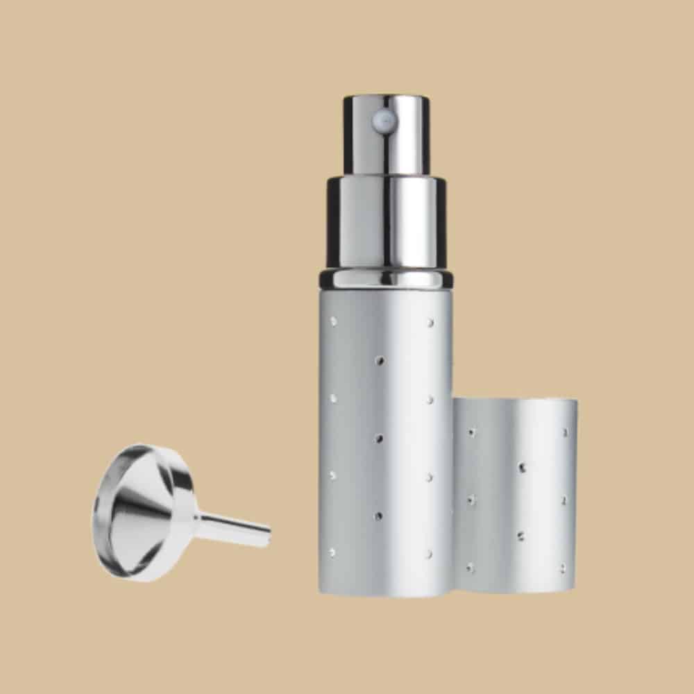 Vaporisateur argenté rechargeable de 10 ml avec entonnoir assorti présenté dans son coffret cadeau ✨