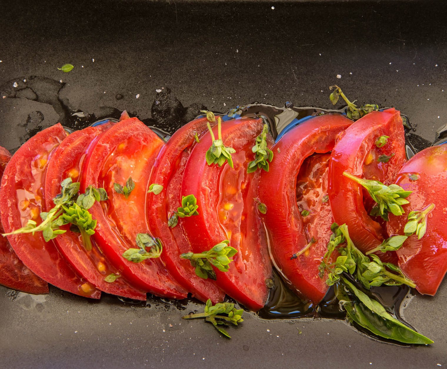 Tomates assaisonnées avec une vinaigrette maison à l'huile de chanvre et au citron