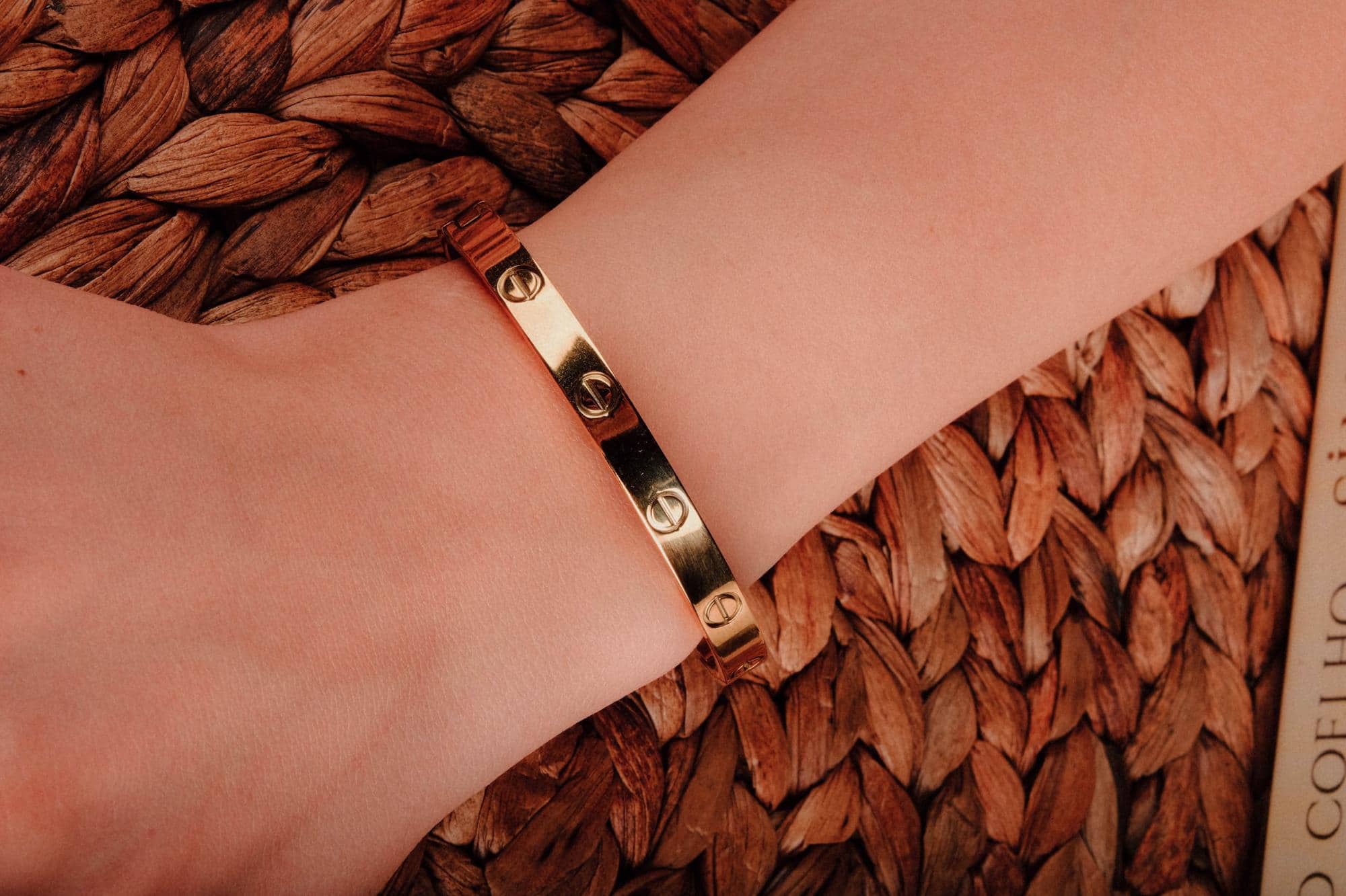 Bracelet magnétique en cuivre au design élégant porté au poignet.