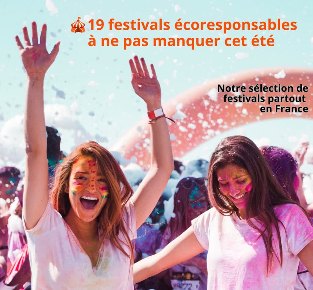 Deux jeunes femmes couvertes de poudres colorées participent à un festival écoresponsable en plein air, illustrant une sélection de festivals nature à découvrir durant l'été 2026 en France.