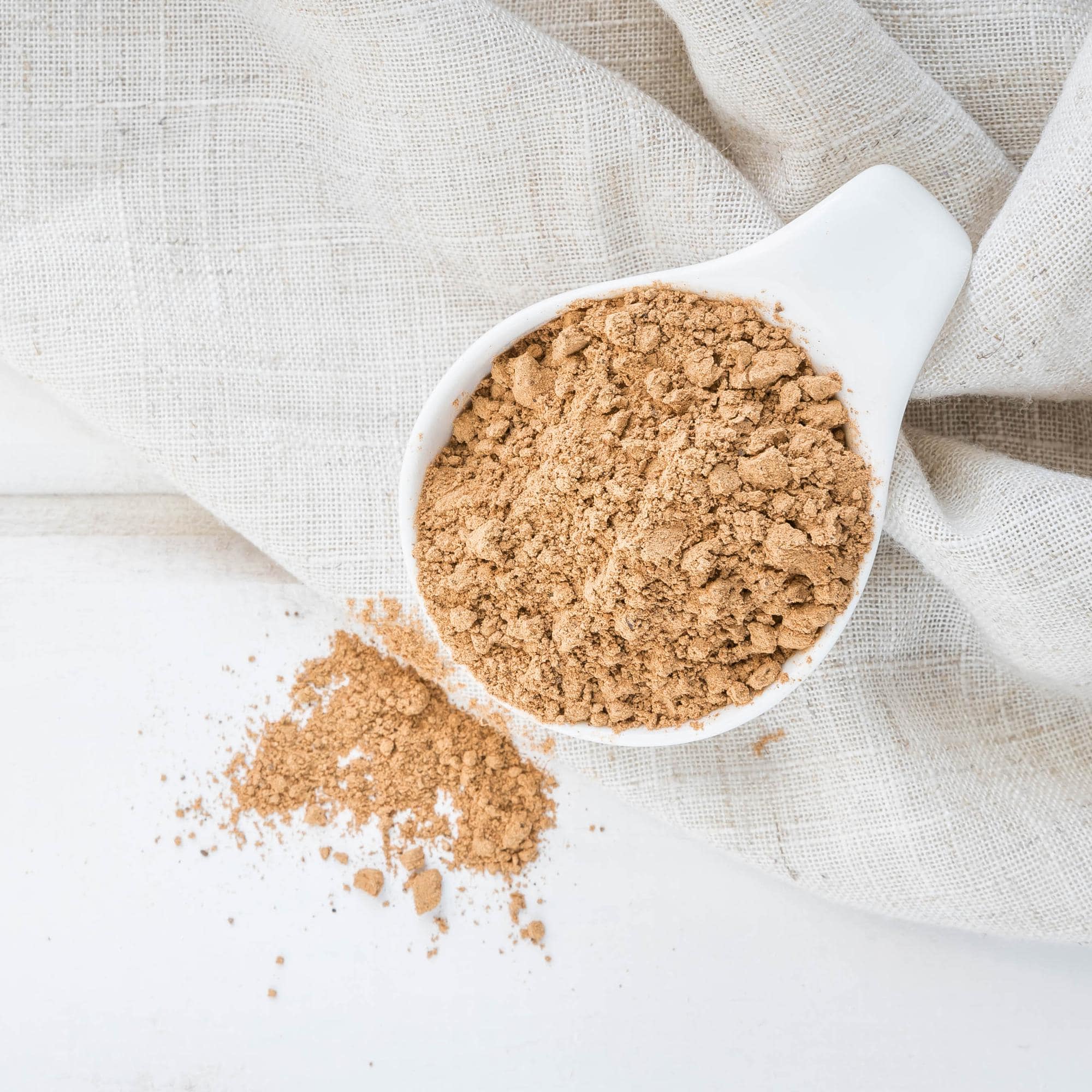 Poudre de maca (Lepidium meyenii), racine adaptogène traditionnellement utilisée pour soutenir la vitalité et la libido.