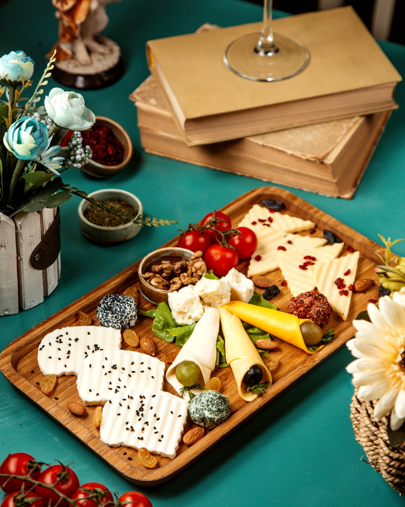 Plateau gourmand composé de spécialités végétales Sojami, accompagné de fruits secs, noix, olives, tomates et pain pour un apéritif convivial.
