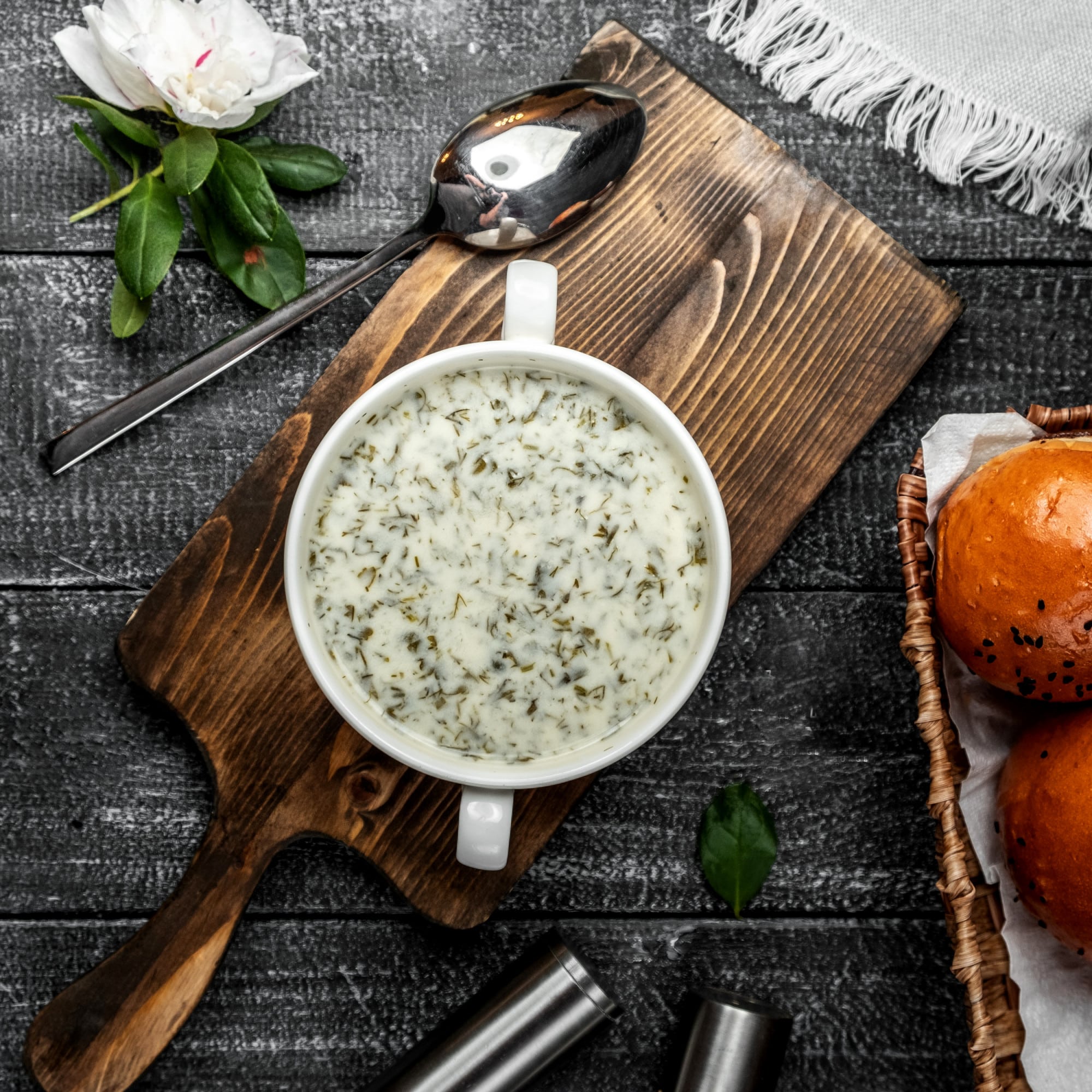 Sauce crémeuse aux herbes réalisée avec une préparation végétale Sojami, idéale pour accompagner légumes, pommes de terre ou pâtes.