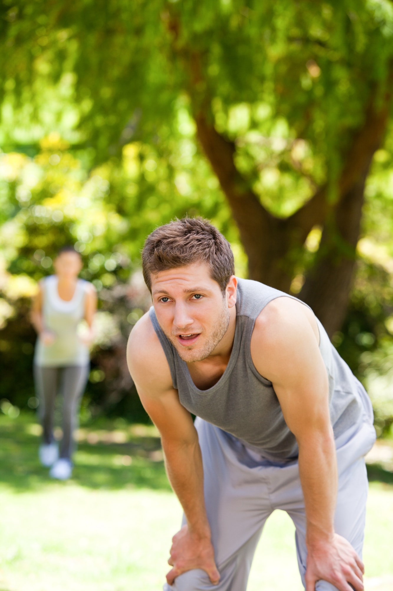 Sportif essoufflé après un effort, illustrant une fatigue pouvant être liée à un apport insuffisant en magnésium.