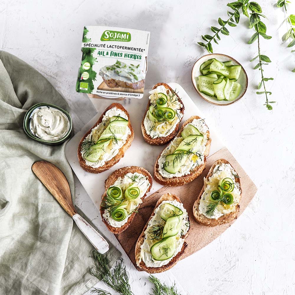 Tartines garnies de Sojami à Tartiner Ail & Fines Herbes Bio avec concombre, aneth et pain de campagne.