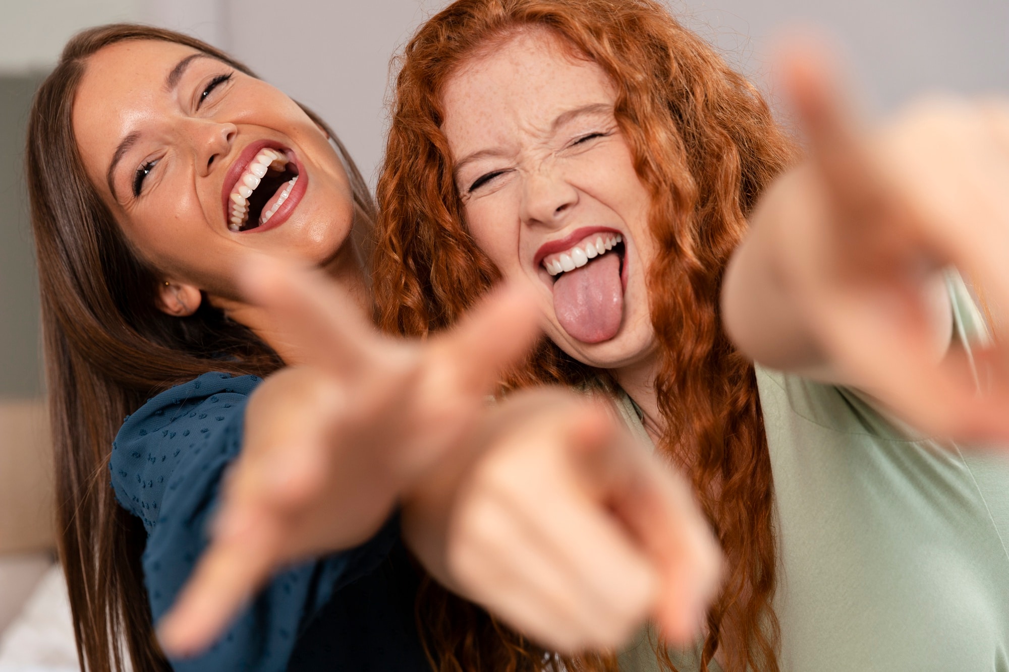 Deux jeunes femmes souriantes illustrant le bien-être et la fraîcheur associés à une bonne hygiène buccale.