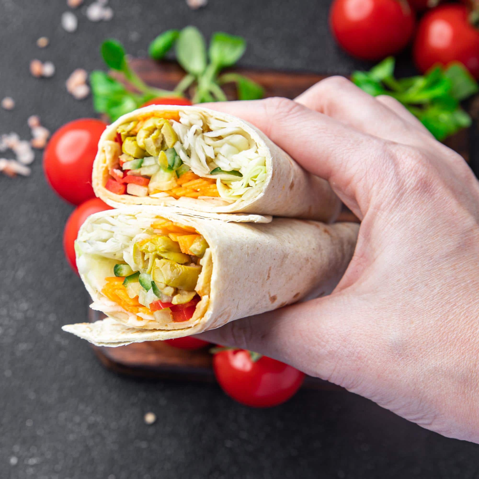 Wrap végétal garni de légumes croquants et d'une spécialité végétale, idéal pour un déjeuner léger ou un pique-nique.