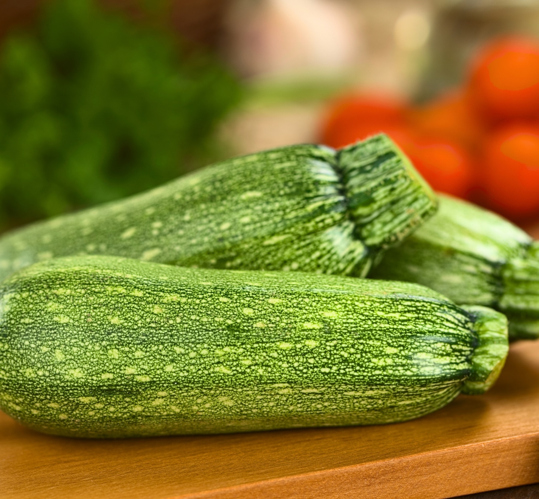 Courgettes fraîches pour une recette de courgettes à la grecque