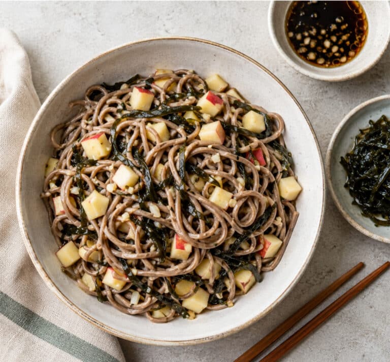 Salade de nouilles soba aux spaghettis de mer et dés de pomme