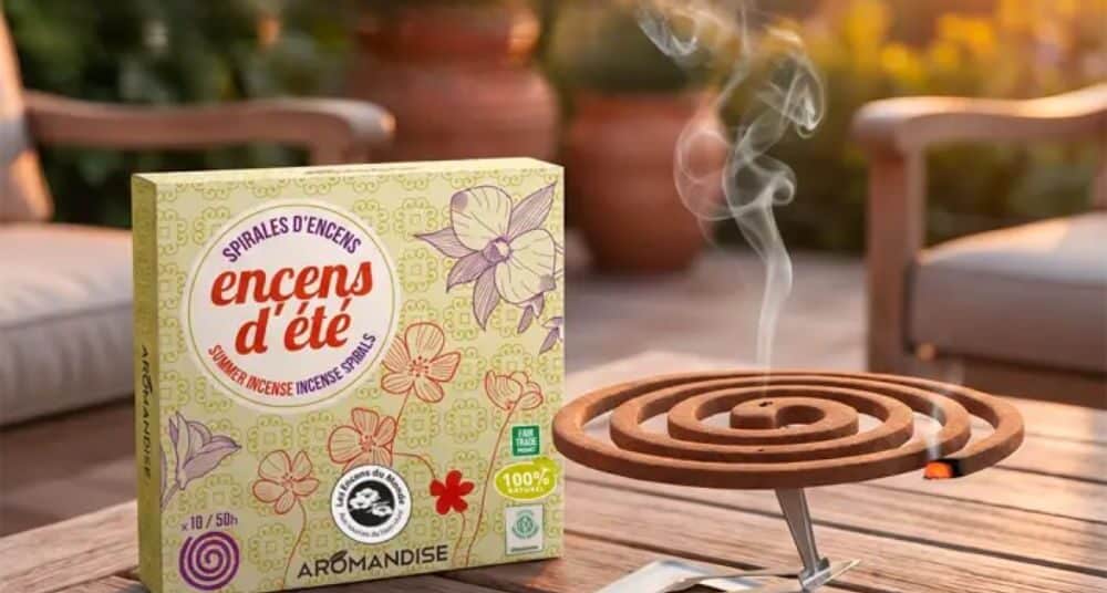 Spirales d’encens d’été Aromandise avec porte-spirale sur une terrasse